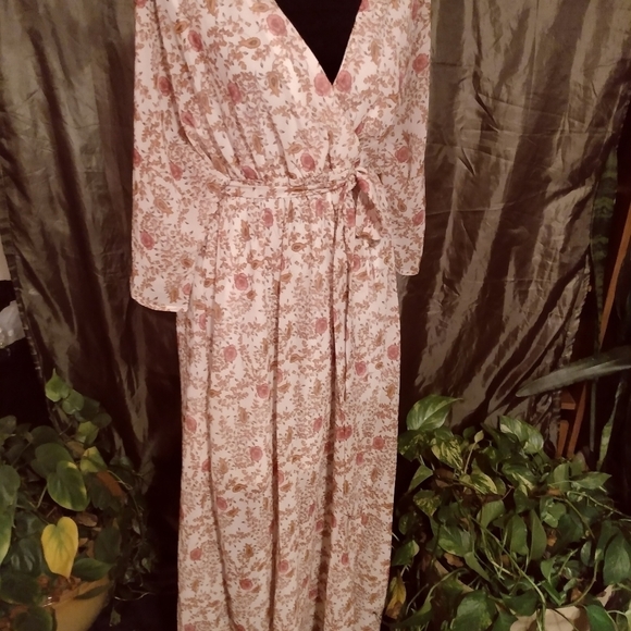 SOLD 🚨 Must Bundle Sale 5.00! BOHEMIAN Floral Style Dress - Picture 4 of 9